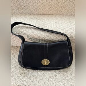 Vintage Ergo Shoulder Flap Bag Legacy Turn Lock - Black Leather Great Condition